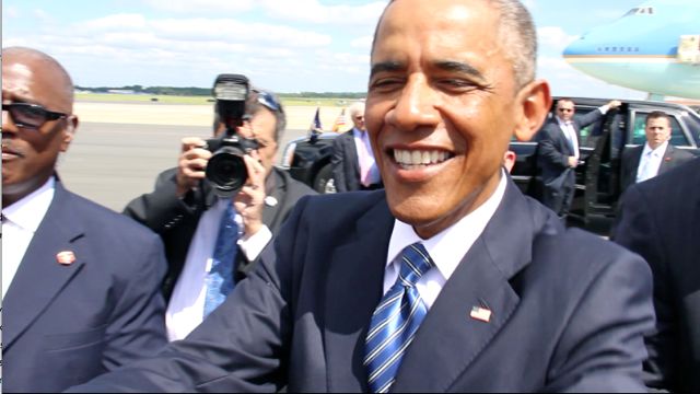 President Obama Greets Fans On Tarmac