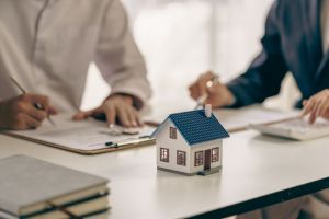 The concept of buying a house, the agent offers interest rate contracts on mortgages and home purchases for customers to sign contracts with real estate agents.