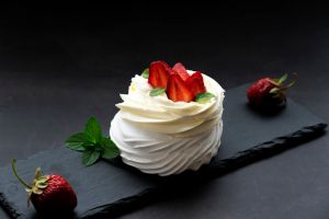 Pavlova dessert