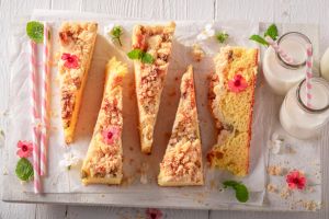 Sweet gooseberry butter cake with crumble and glaze.